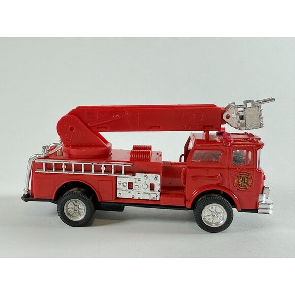 Vintage Diecast Fire Trucks Lot 2pc 1:32 1 pc 1:64 Toy Models Red/Green - Picture 9 of 10